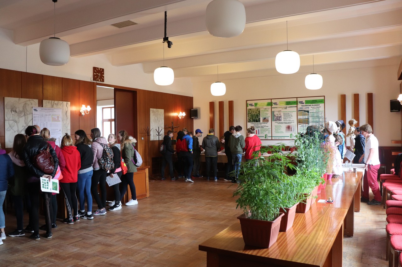 Letošní Den fascinace rostlinami se konal v Šumperku 15.května 2019 v areálu firmy AGRITEC, výzkum, šlechtění a služby. 